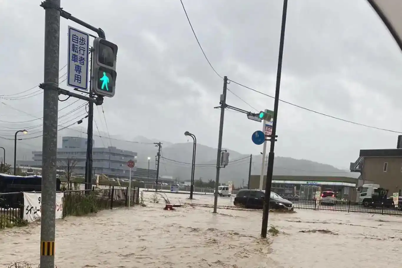 لە ئیشیکاوای ژاپۆن ژمارەی ئەو کەسانەی بەهۆی باران گیانیان لە دەست داوە گەشتە ١١ کەس