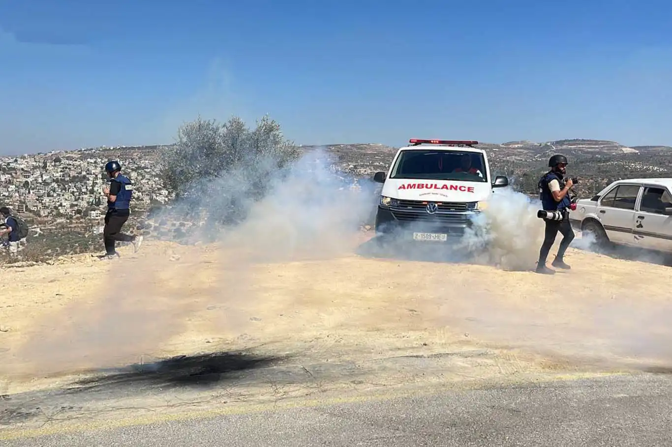 İşgalci katiller Nablus'ta gazetecilere ve sağlıkçılara saldırdı