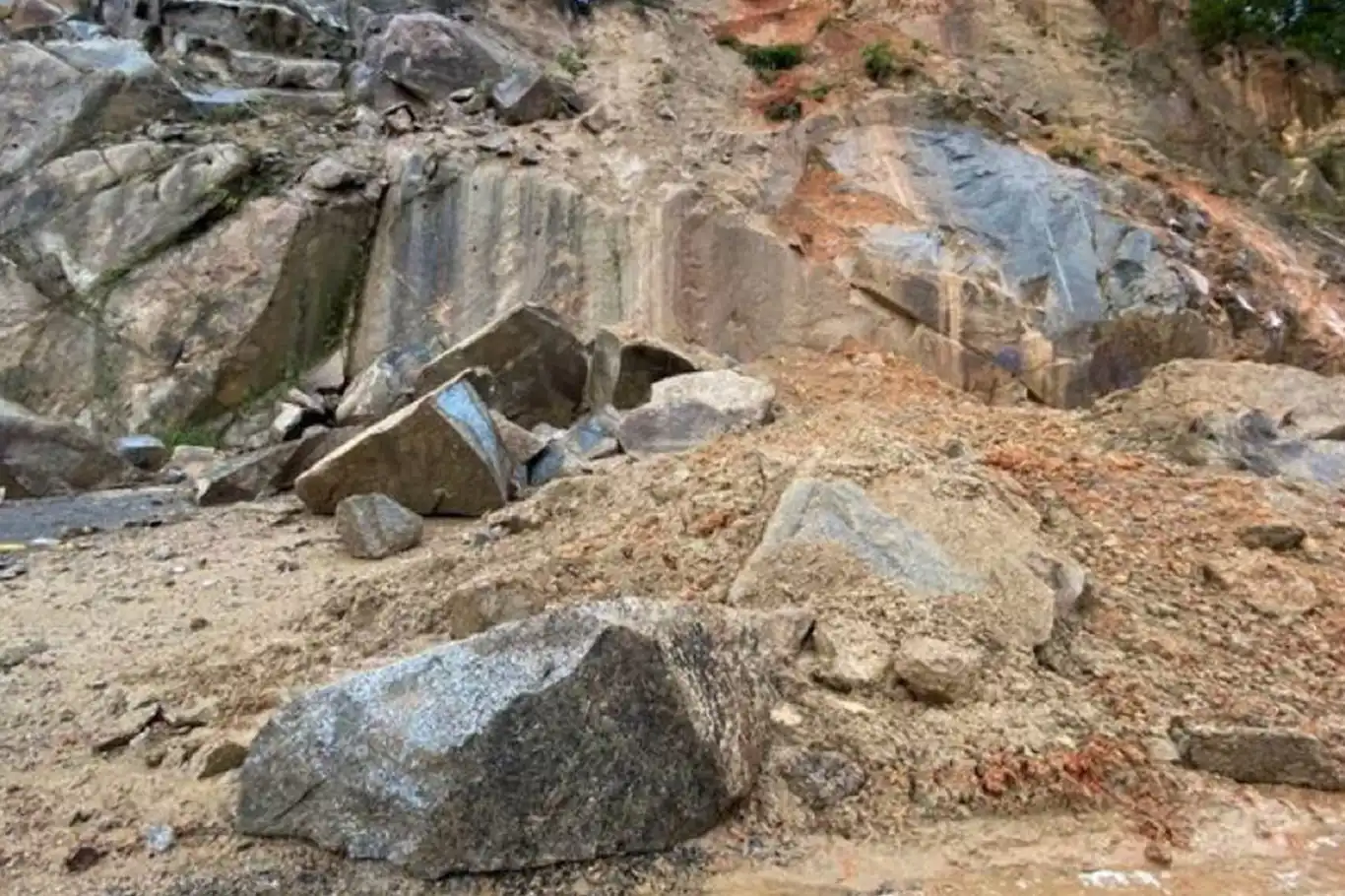 Endonezya'da altın madeninde heyelan: 12 ölü