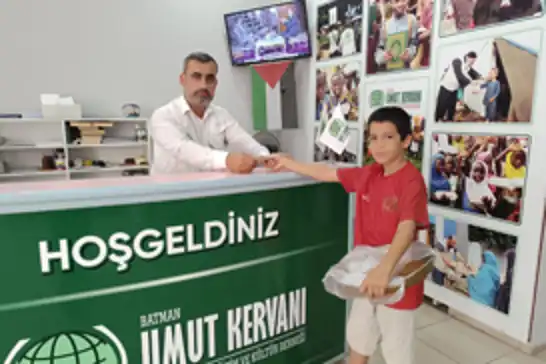 İhtiyacı olan parayı Gazze'ye gönderen çocuk takdir topladı