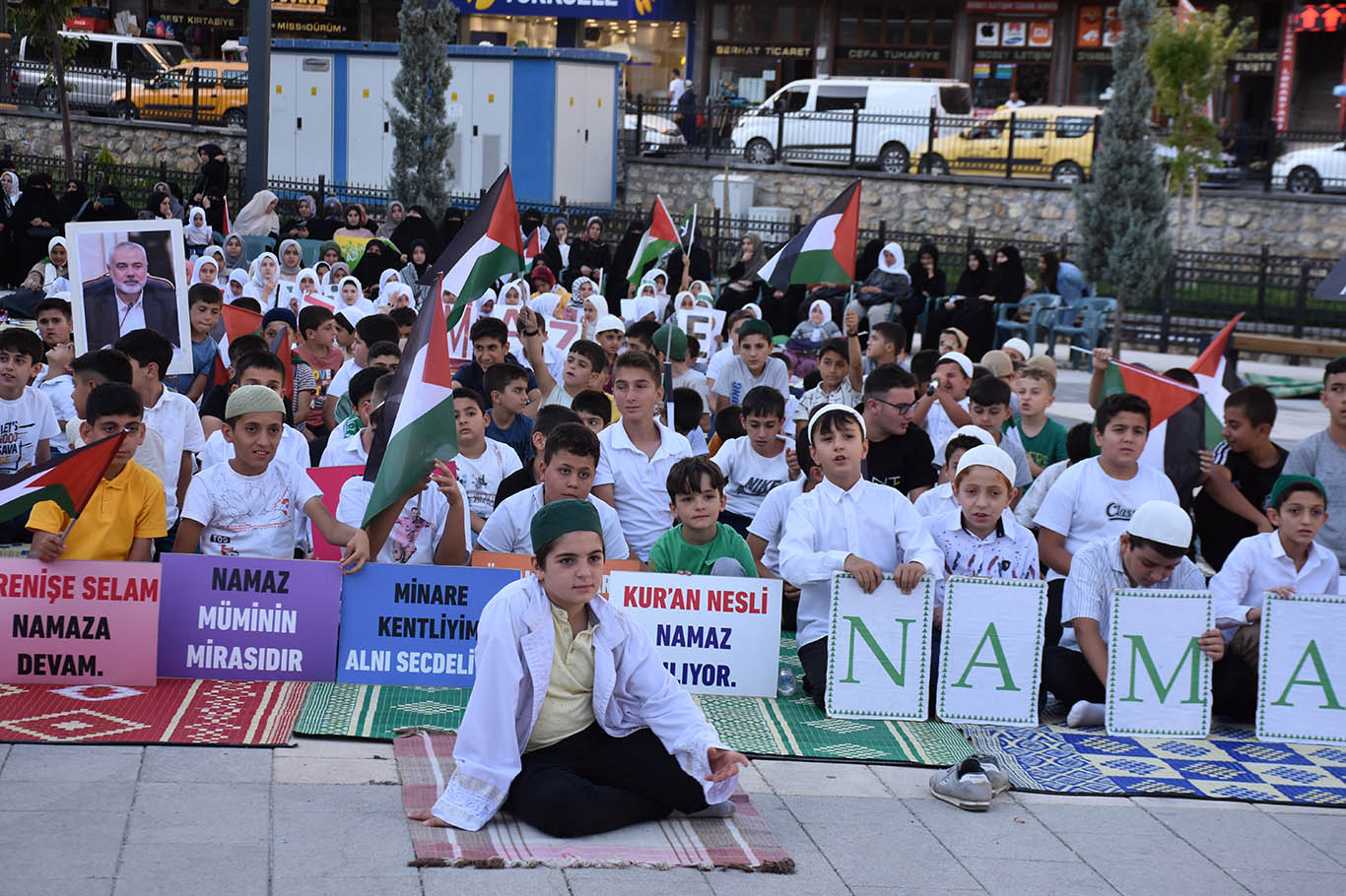 Bitlis’te "Hayat Namazla Güzeldir" göz kamaştırdı.