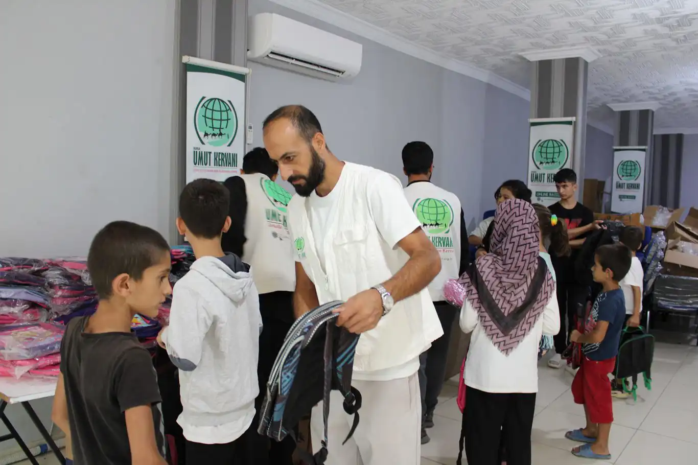 Bursa Umut Kervanı Derneğinden ihtiyaç sahibi yüzlerce öğrenciye kırtasiye yardımı