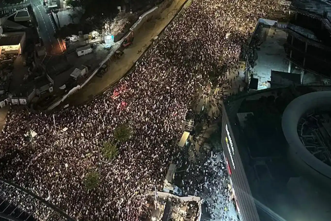 Bi deh hezaran îşxalker bi taleba peymana pevguhartina êsîran daketin kolanan