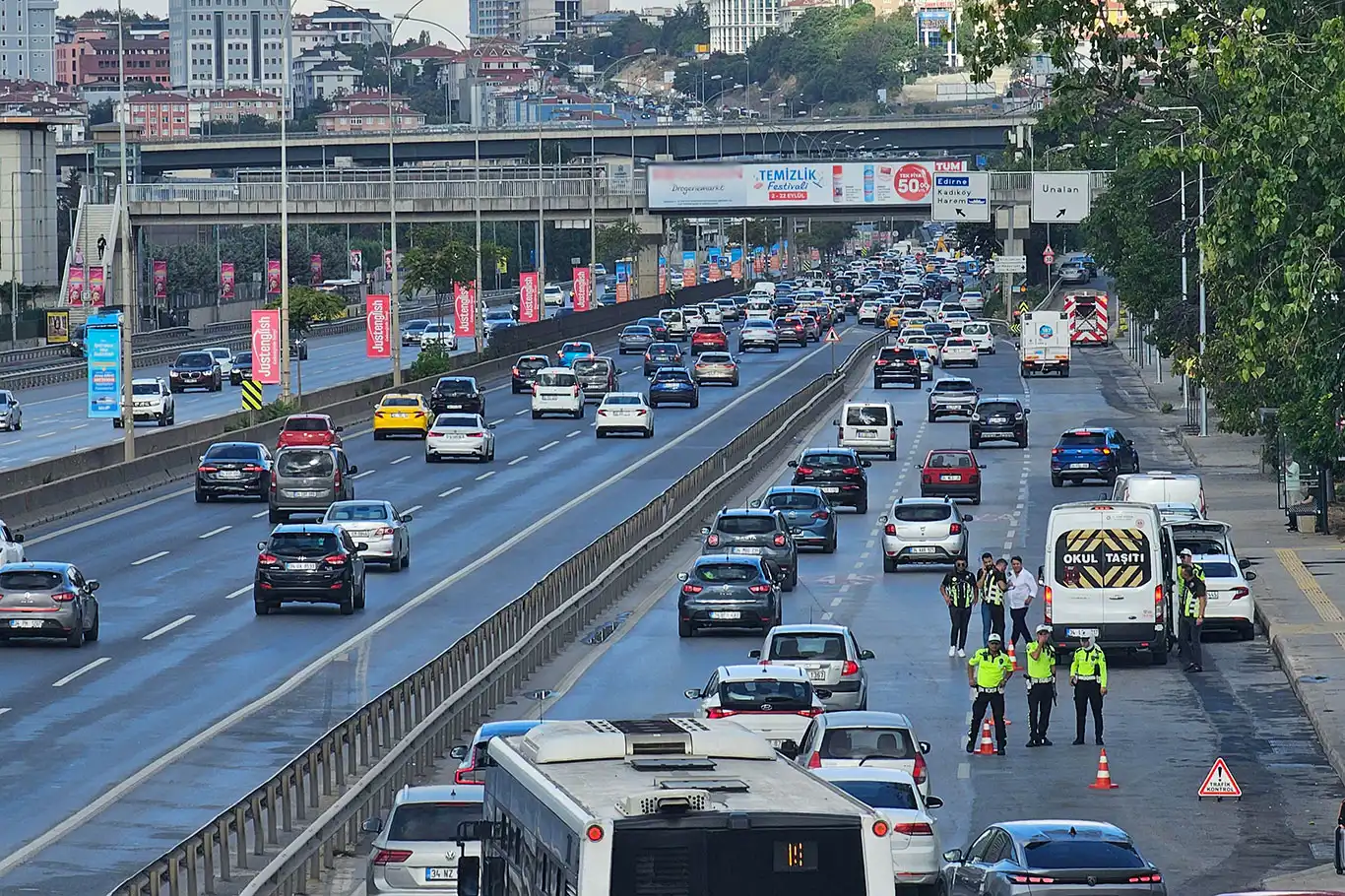 İstanbul trafiğinde okul yoğunluğu İstanbul trafiğinde okul yoğunluğu