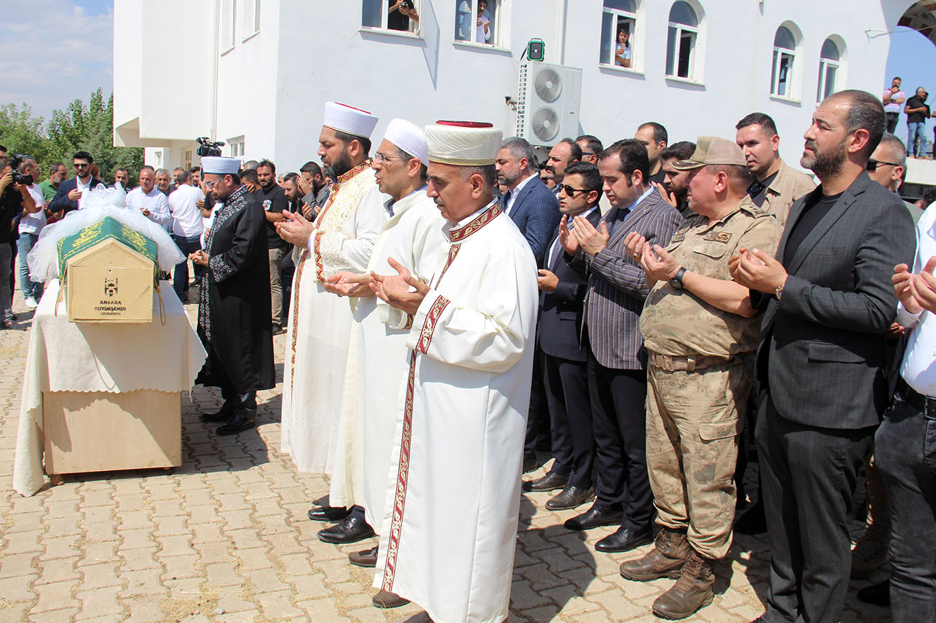 Narîna biçûk li gundê xwe hat definkirin