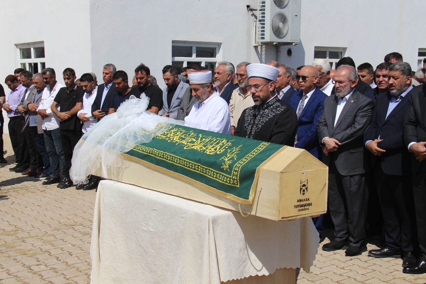 Narîna biçûk li gundê xwe hat definkirin