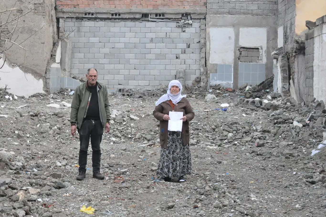 Ağır hasarlı evleri yıkılan aile mağduriyetlerinin giderilmesini istiyor