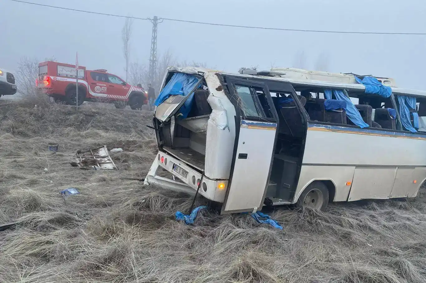 Otobûsa karkeran qelibî: 1 mirî, 16 birîndar