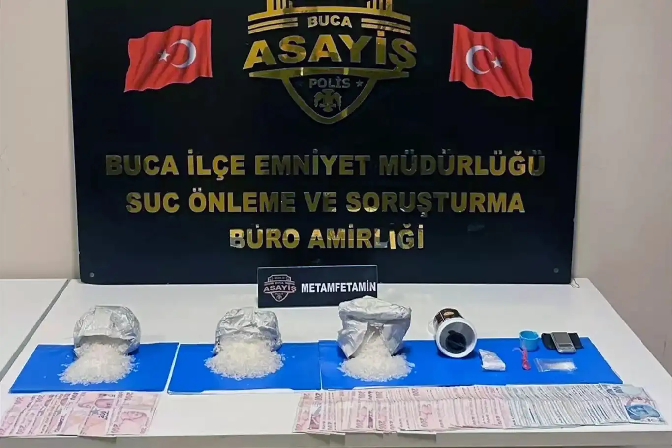İzmir'de uyuşturucu operasyonu: 2 gözaltı İzmir'de uyuşturucu operasyonu: 2 gözaltı