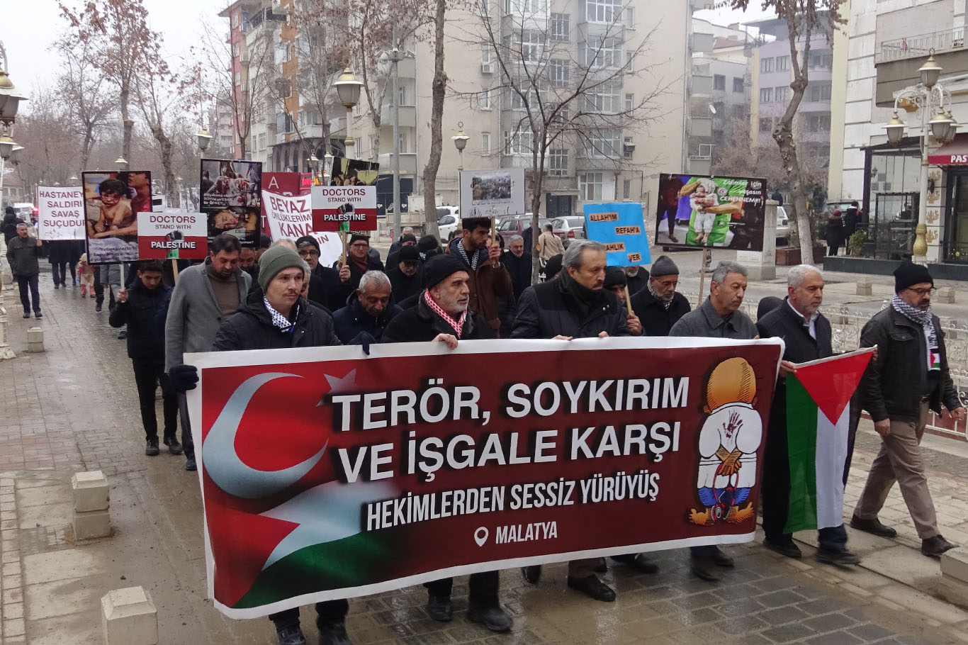 Hekimler ve sağlık çalışanları: Gazeteciler canları pahasına Gazze'yi terk etmeyip, soykırımı aktarmaya çalışıyorlar
