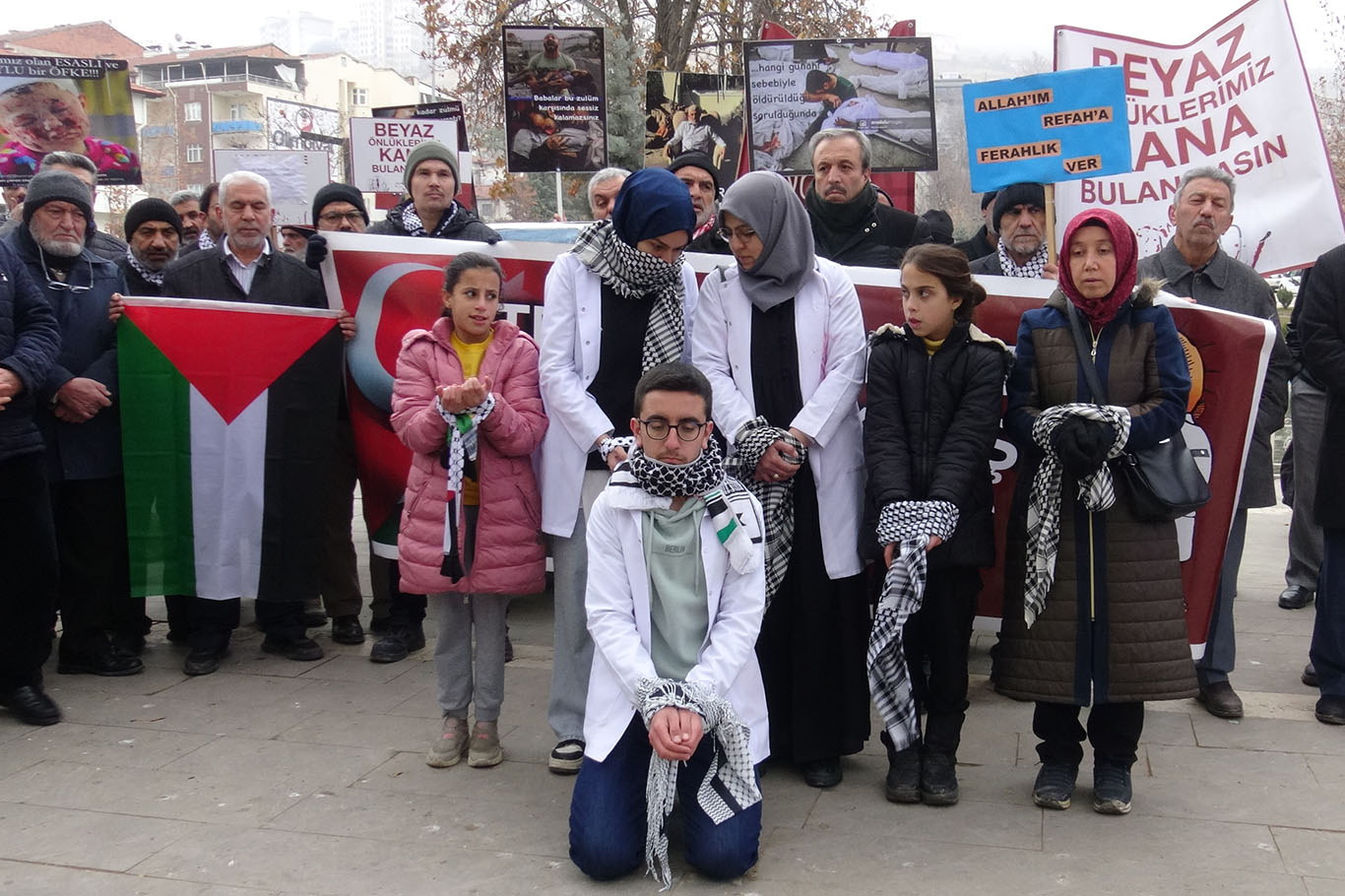 Hekimler ve sağlık çalışanları: Gazeteciler canları pahasına Gazze'yi terk etmeyip, soykırımı aktarmaya çalışıyorlar