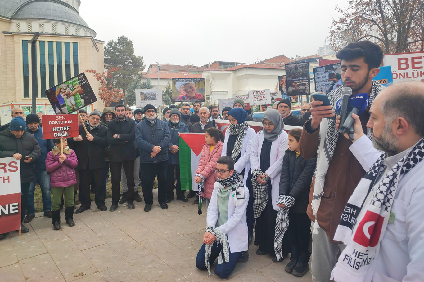 Hekimler ve sağlık çalışanları: Gazeteciler canları pahasına Gazze'yi terk etmeyip, soykırımı aktarmaya çalışıyorlar