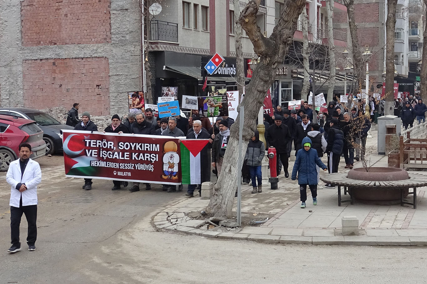 Hekimler ve sağlık çalışanları: Gazeteciler canları pahasına Gazze'yi terk etmeyip, soykırımı aktarmaya çalışıyorlar