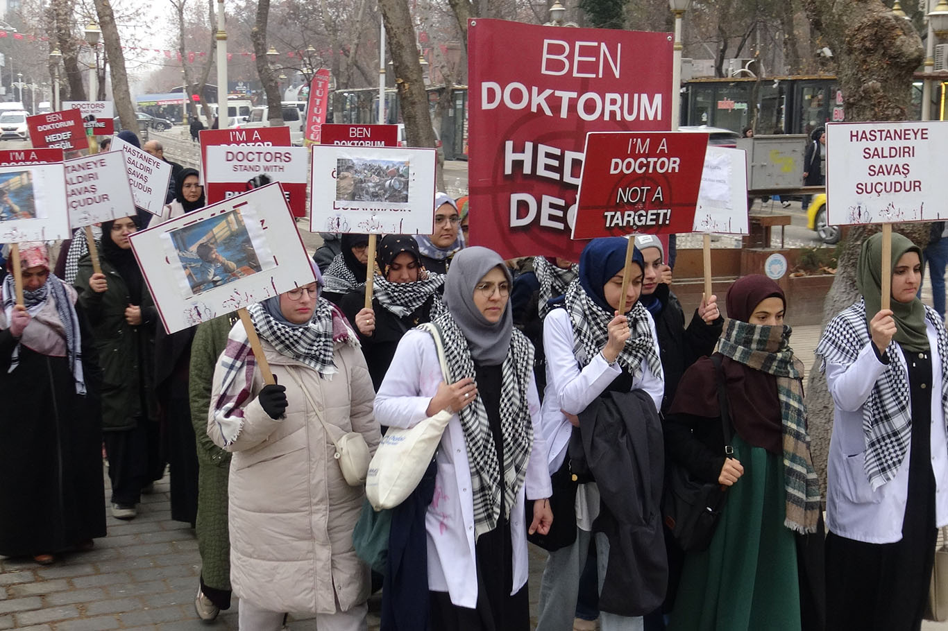Hekimler ve sağlık çalışanları: Gazeteciler canları pahasına Gazze'yi terk etmeyip, soykırımı aktarmaya çalışıyorlar