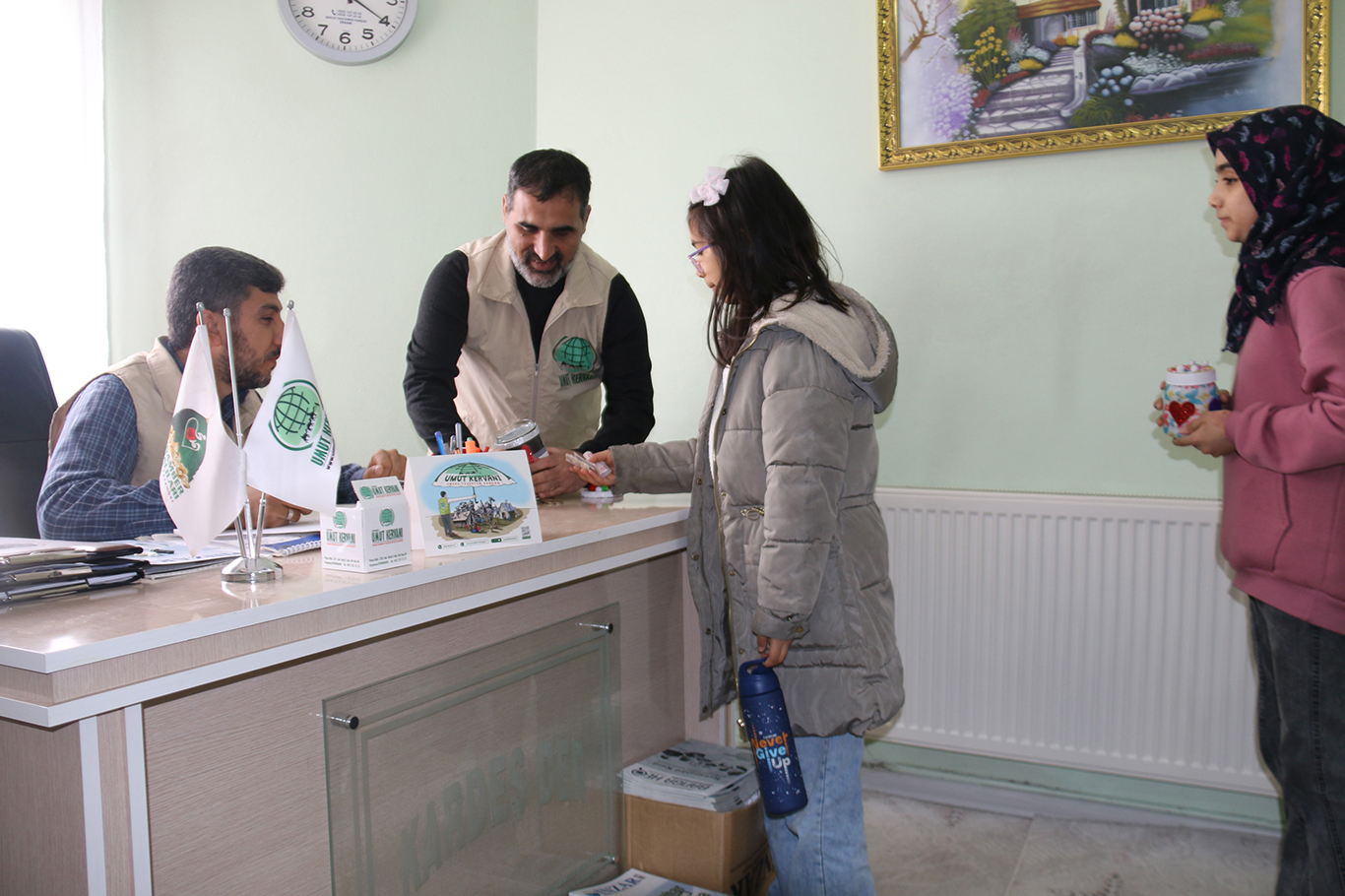 Minik çocuklar, kumbaralarında biriktirdikleri parayı Gazze'ye bağışladı