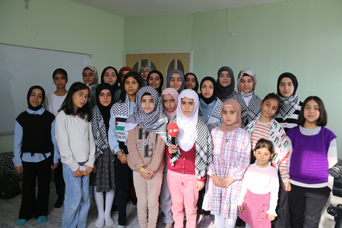 Minik çocuklar, kumbaralarında biriktirdikleri parayı Gazze'ye bağışladı