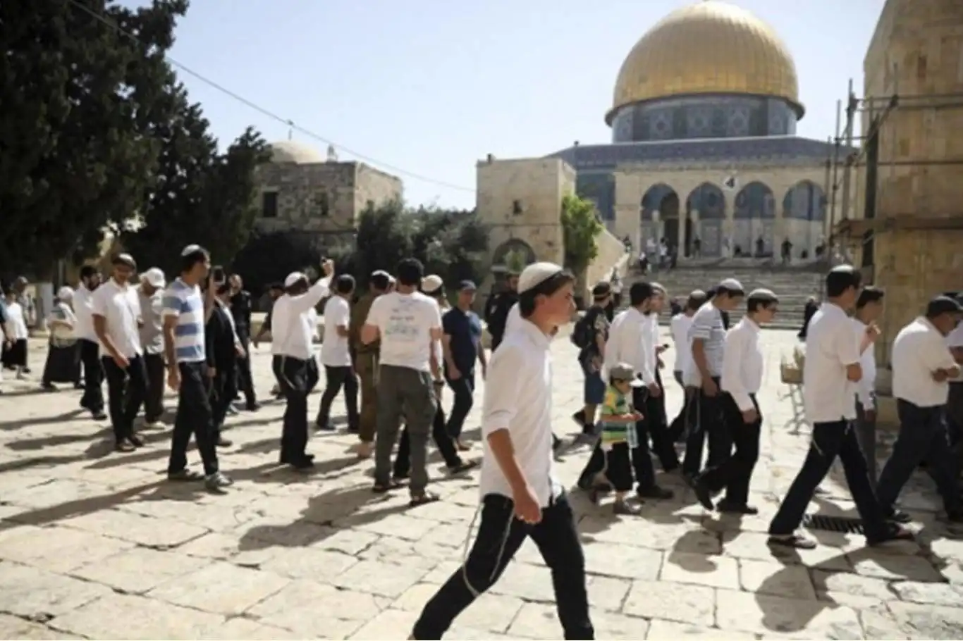 Jewish settlers, backed by Israeli police, desecrate Al-Aqsa Mosque in Jerusalem