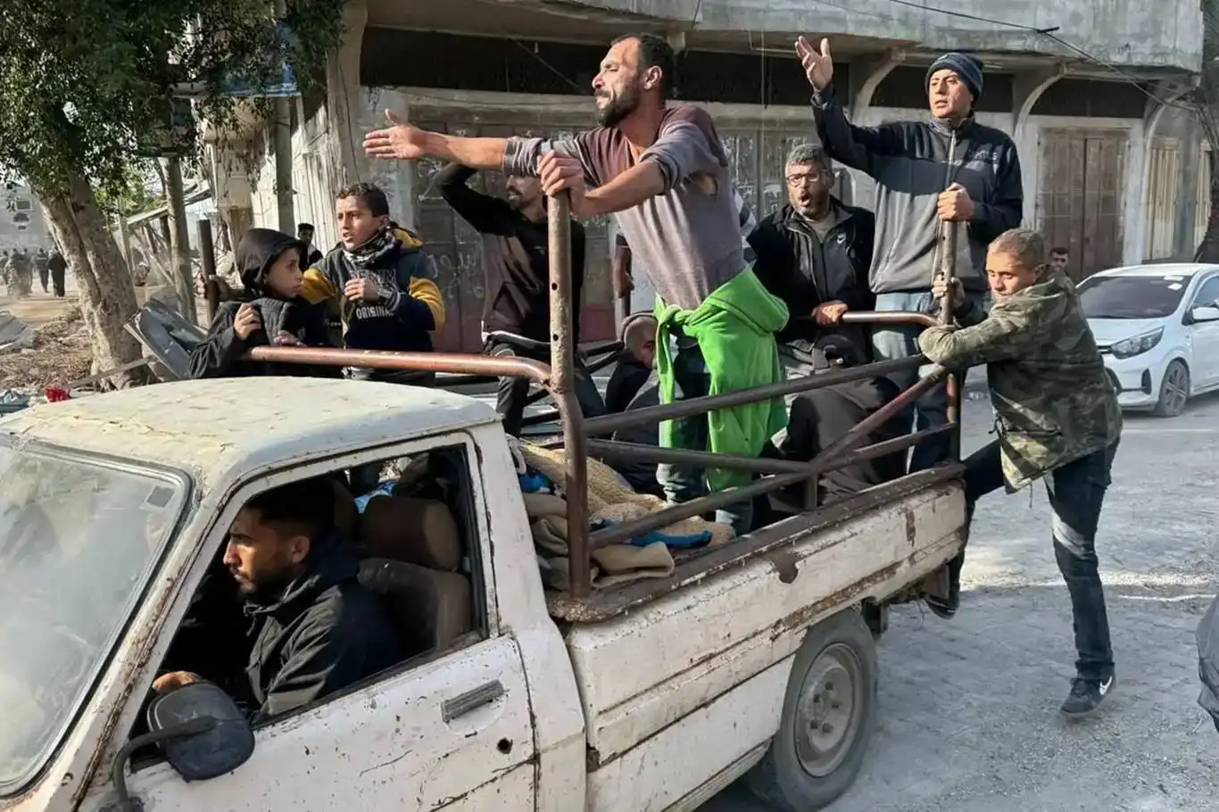 لە بەیانیەوە ٣١ کەس شەهید بوون: بە پێی داگیرکەران ئاگربەست کاتژمێر ١٢:١٥ دەستی پێکرد