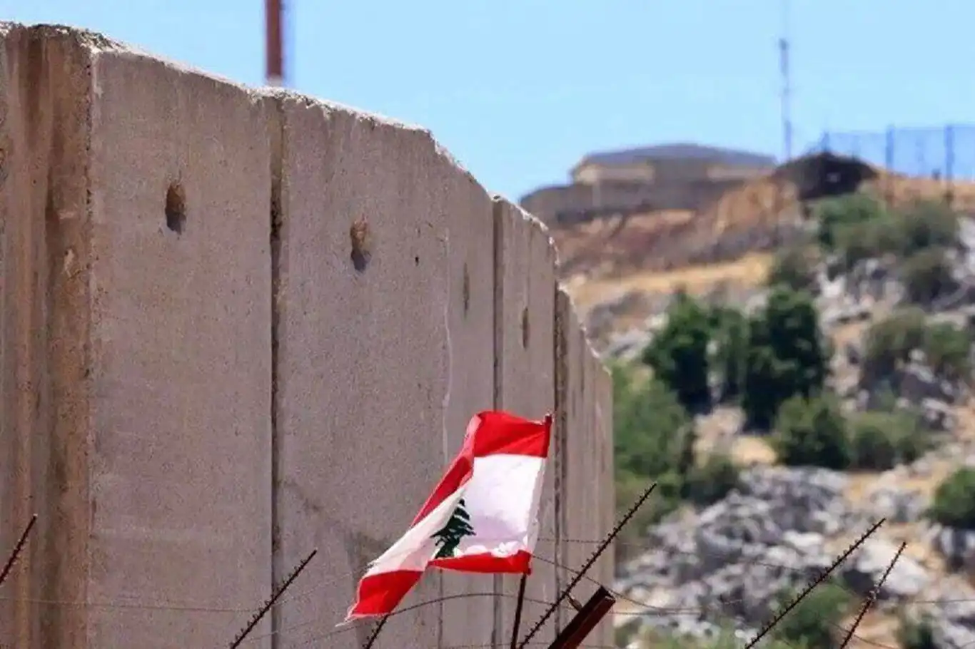 Israeli forces violate ceasefire by setting fire to homes in southern Lebanon