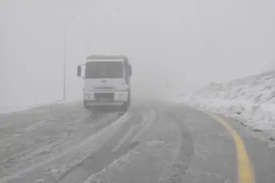 Ardahan'da kar yağışı ulaşımı olumsuz etkiliyor