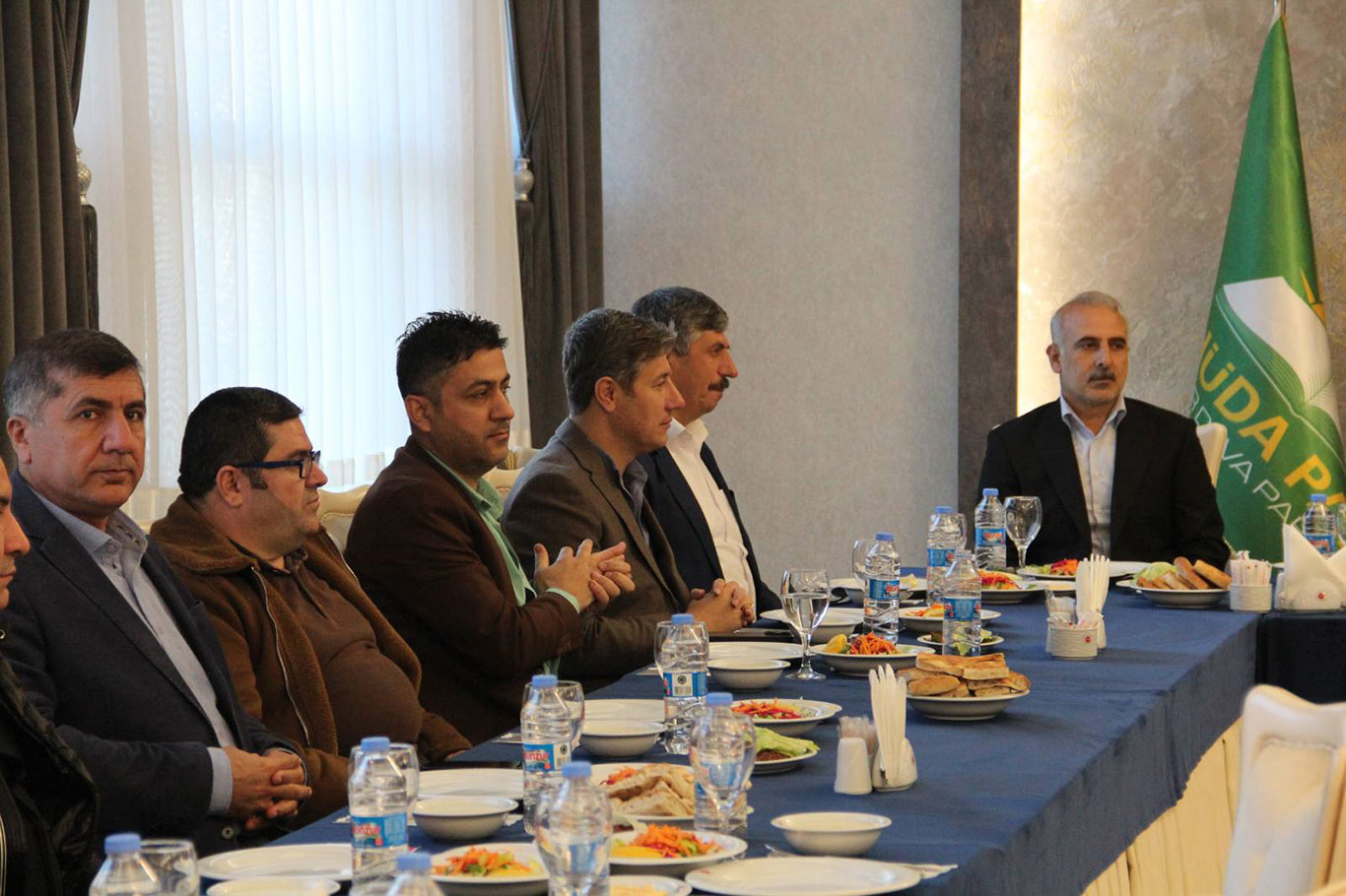 HÜDA PAR Genel Başkanı Zekeriya Yapıcıoğlu kentin iş adamlarıyla bir araya geldi