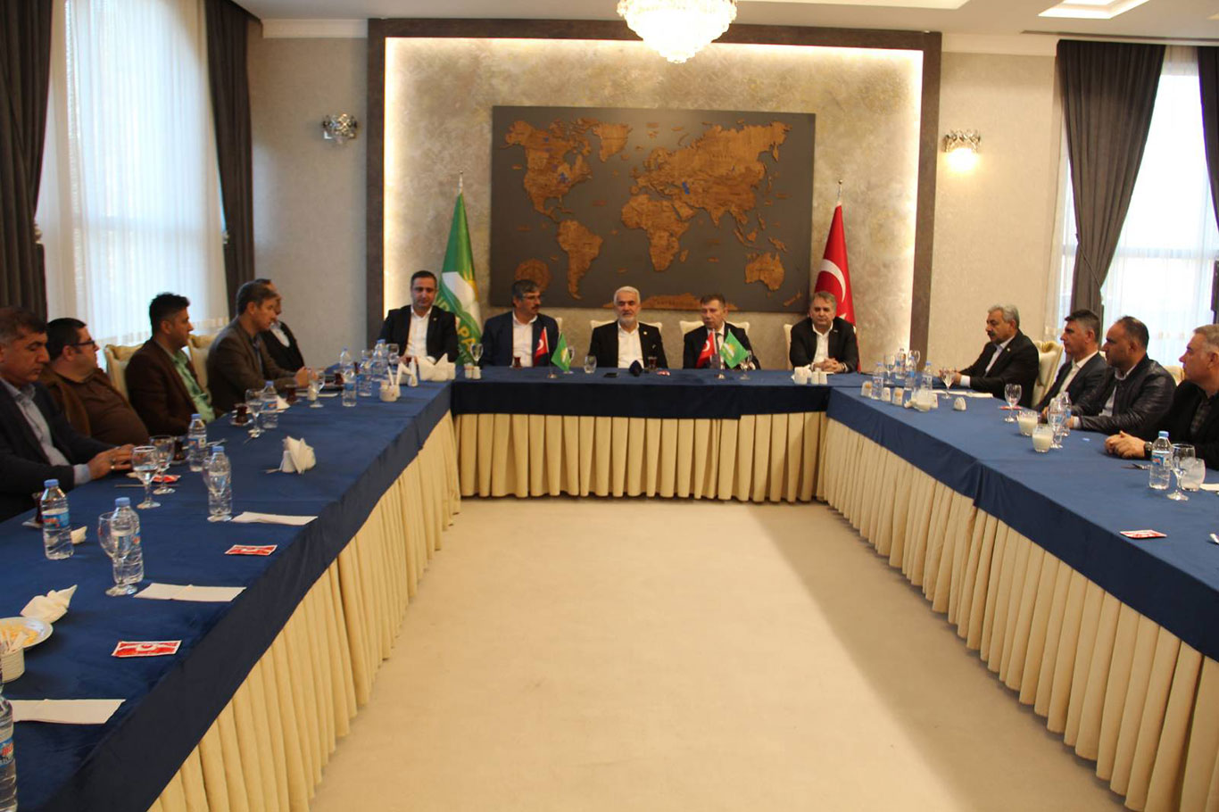 HÜDA PAR Genel Başkanı Zekeriya Yapıcıoğlu kentin iş adamlarıyla bir araya geldi
