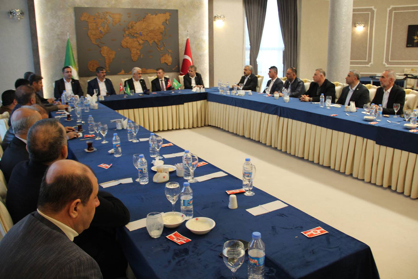 HÜDA PAR Genel Başkanı Zekeriya Yapıcıoğlu kentin iş adamlarıyla bir araya geldi