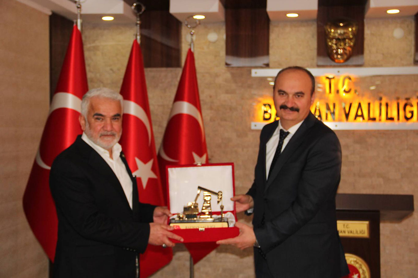 HÜDA PAR Genel Başkanı Yapıcıoğlu Batman Valisi Canalp'la görüştü