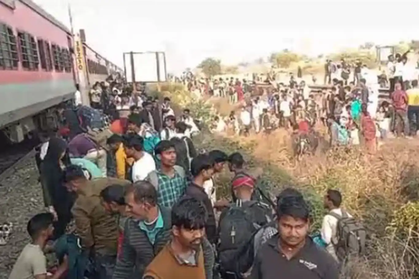 12 dead in train accident in western India