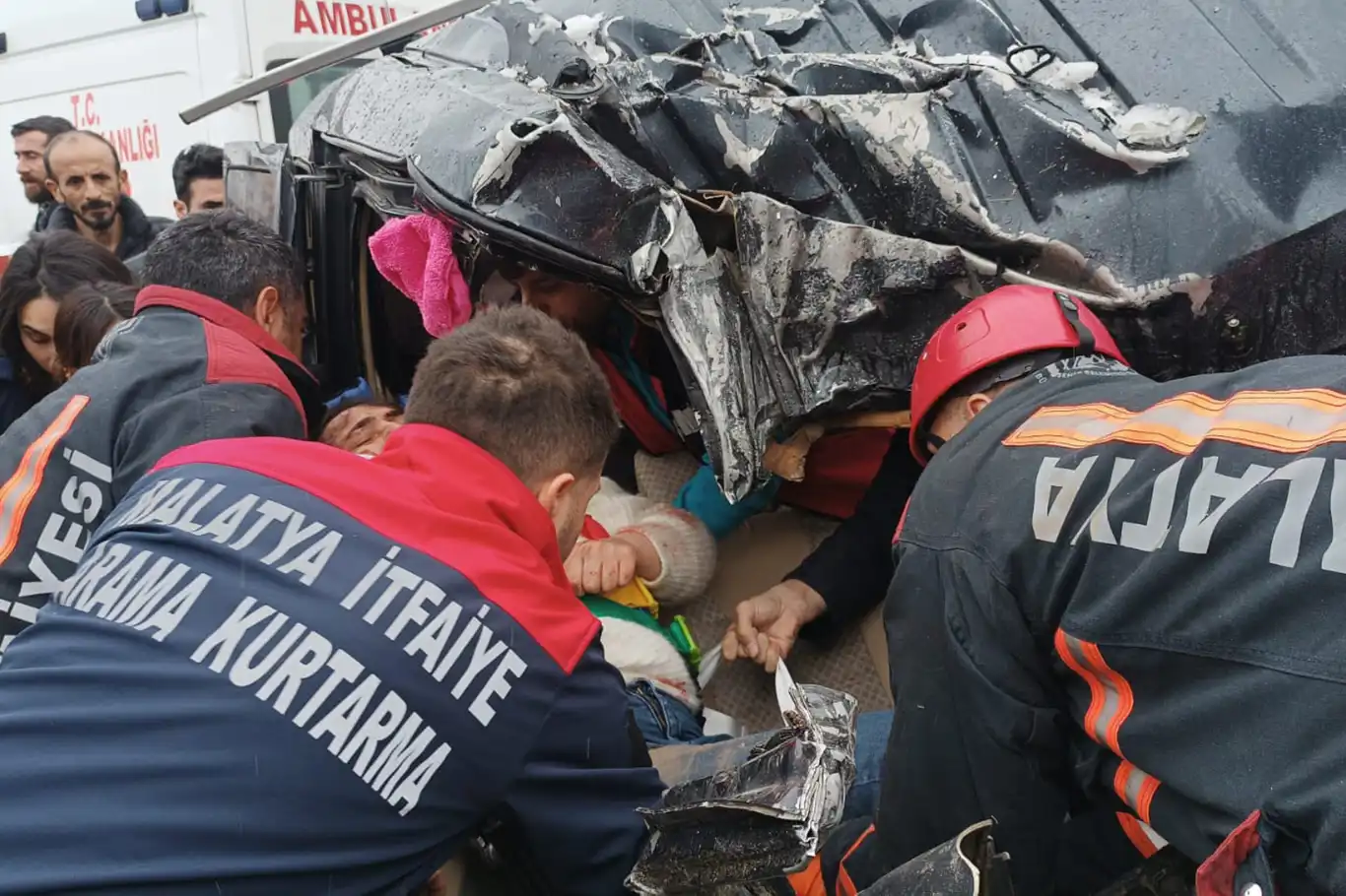 Malatya'da 2 araç çarpıştı: 1'i ağır 3 yaralı