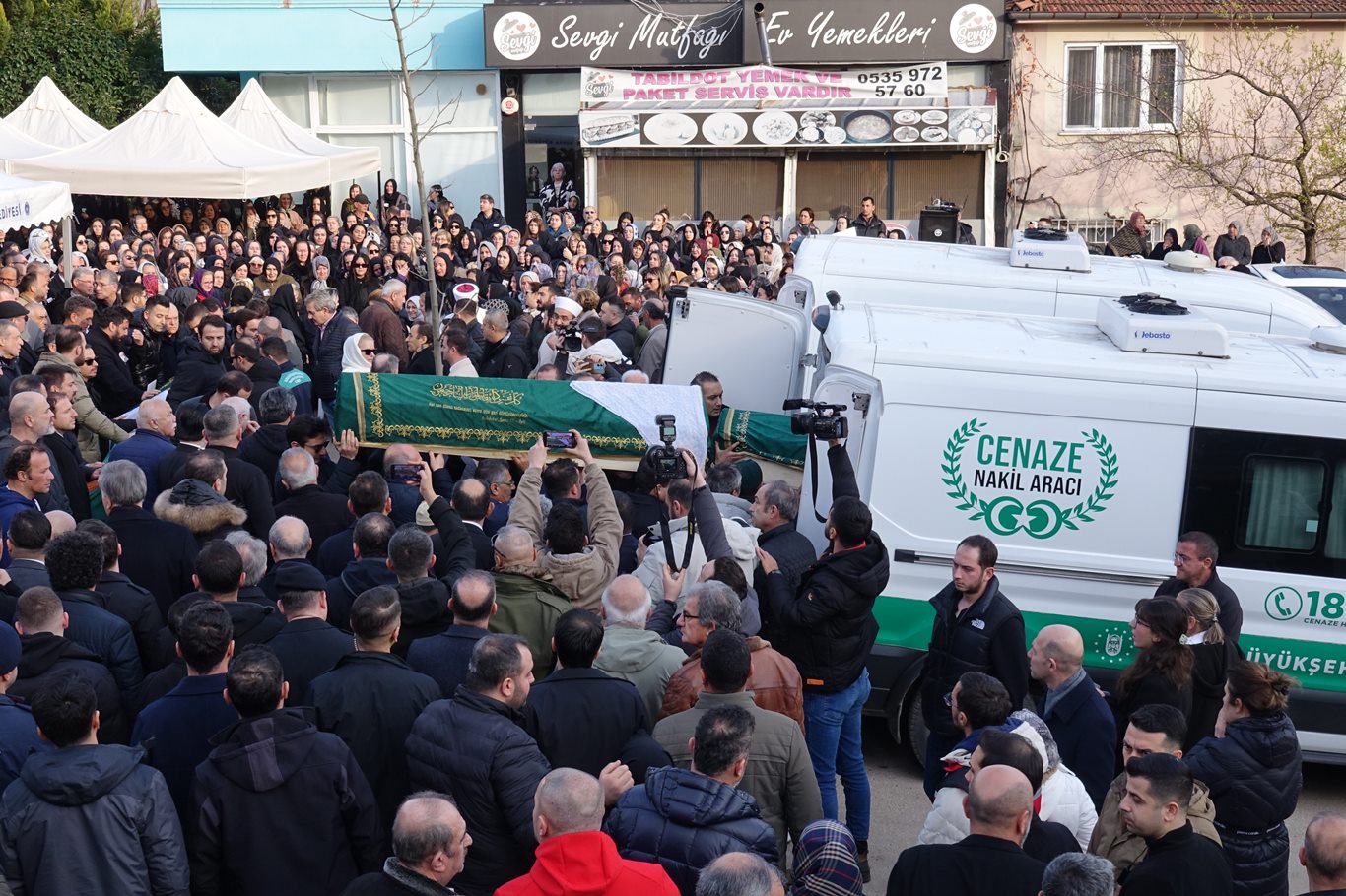 Bolu Kartalkaya’daki yangında hayatını kaybeden 4 kişilik aile Bursa’da toprağa verildi