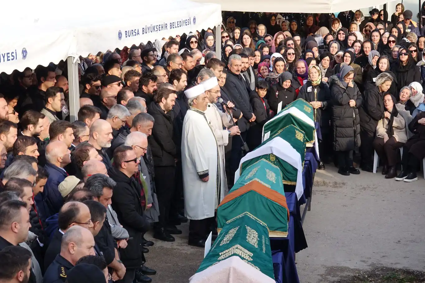 Bolu Kartalkaya’daki yangında hayatını kaybeden 4 kişilik aile Bursa’da toprağa verildi