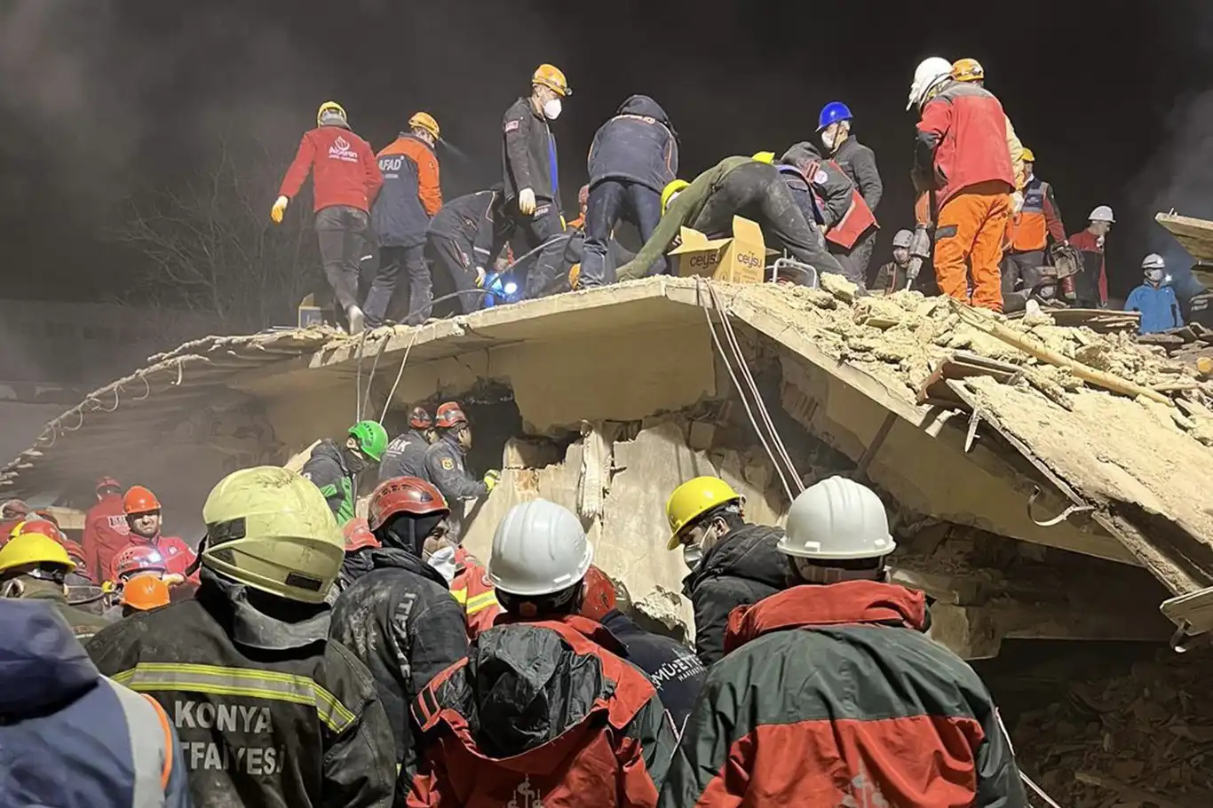 Konya'da çöken binada 2 kişi öldü, 3 kişi kurtarıldı