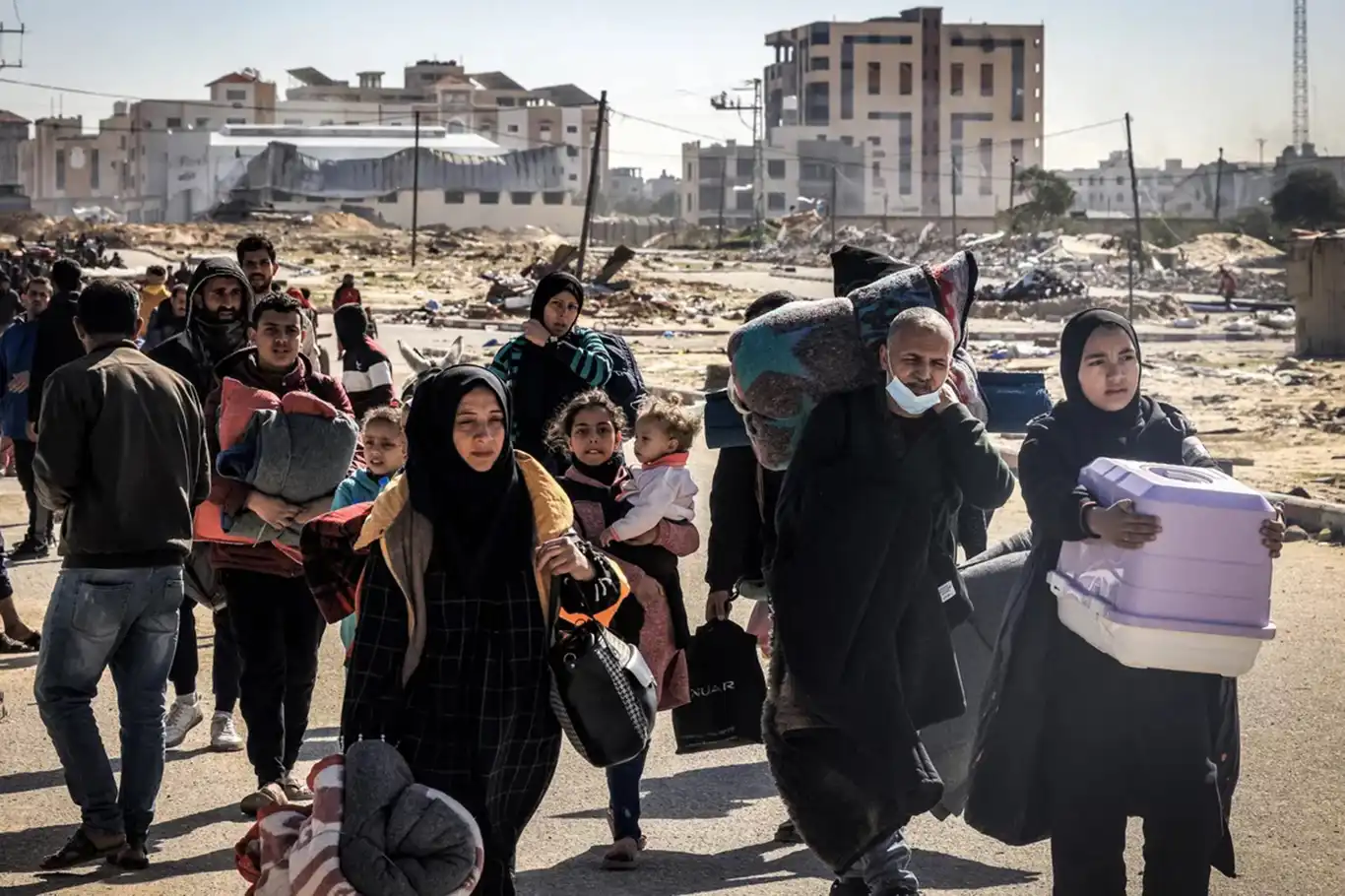 Thousands of displaced people begin returning to northern Gaza