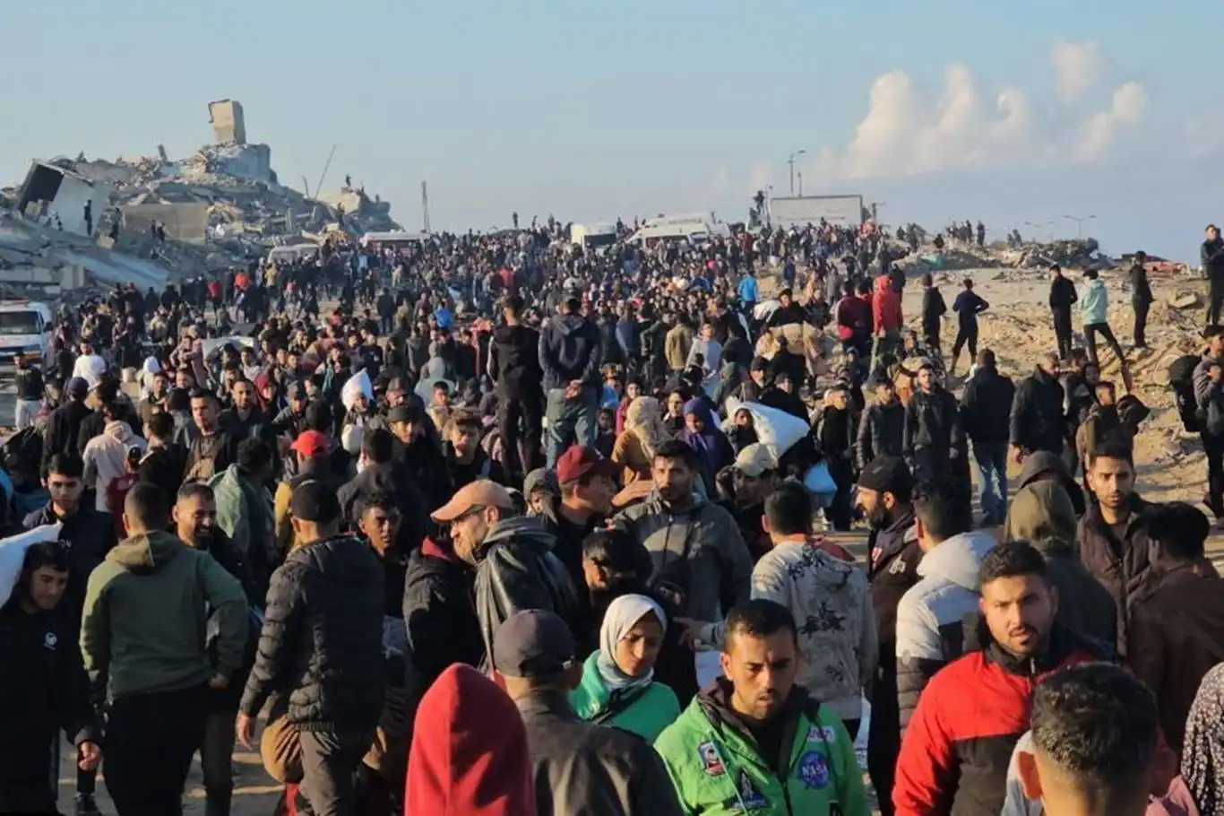 İşgalin yerinden ettiği halk, Gazze Şeridi'nin kuzeyine dönüyor