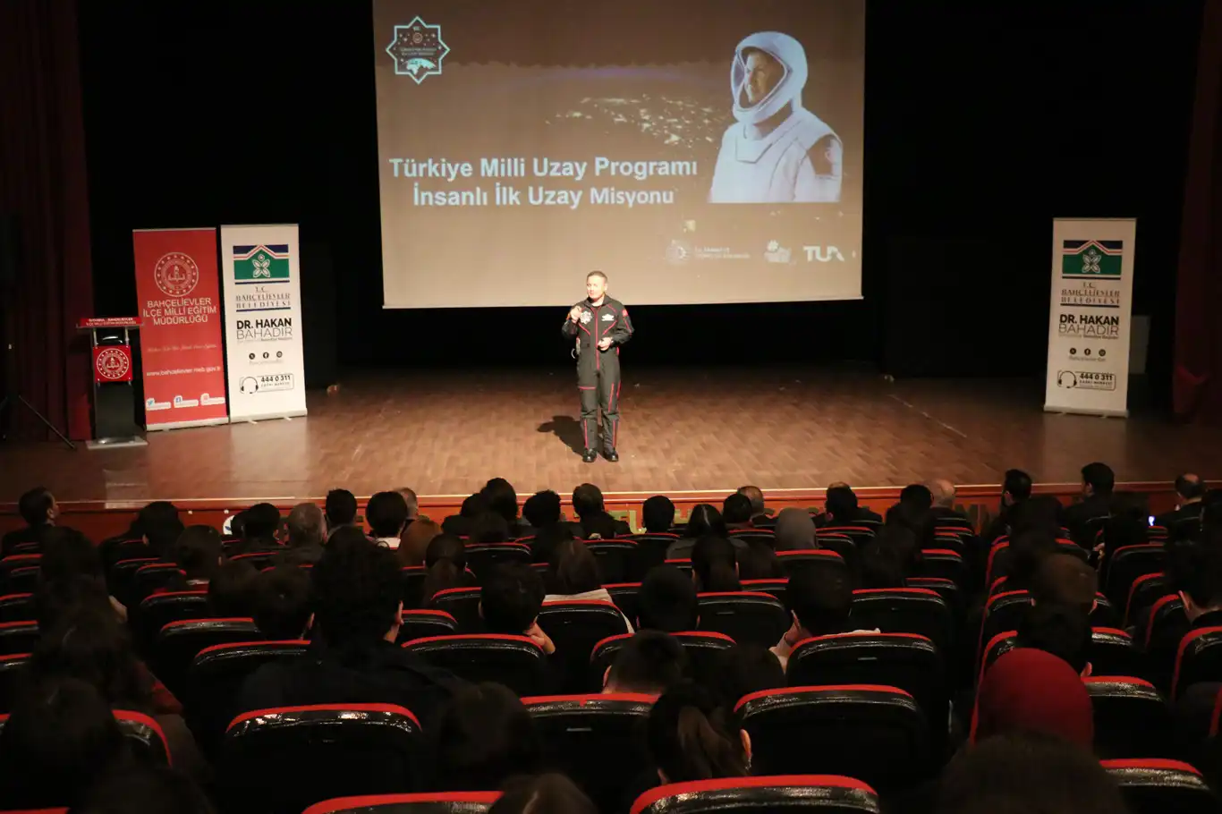 Astronot Alper Gezeravcı liselilerle bir araya geldi Astronot Alper Gezeravcı liselilerle bir araya geldi