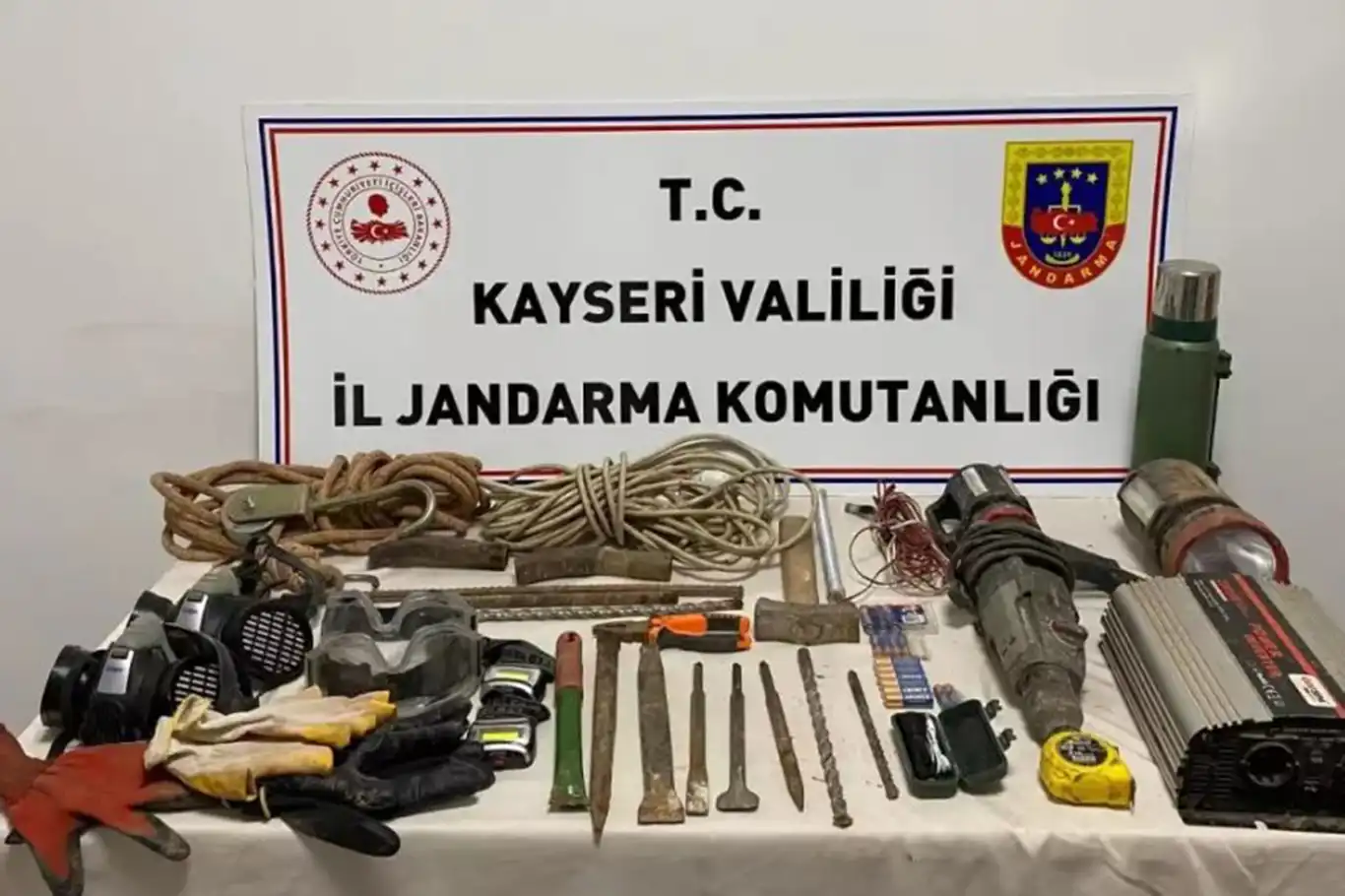 Kayseri’de define arayan 4 kişi suçüstü yakalandı