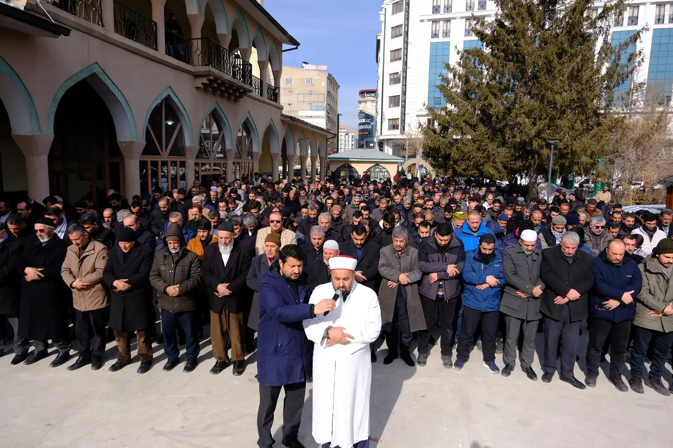 Van’da şehit komutanlar için gıyabi cenaze namazı kılındı