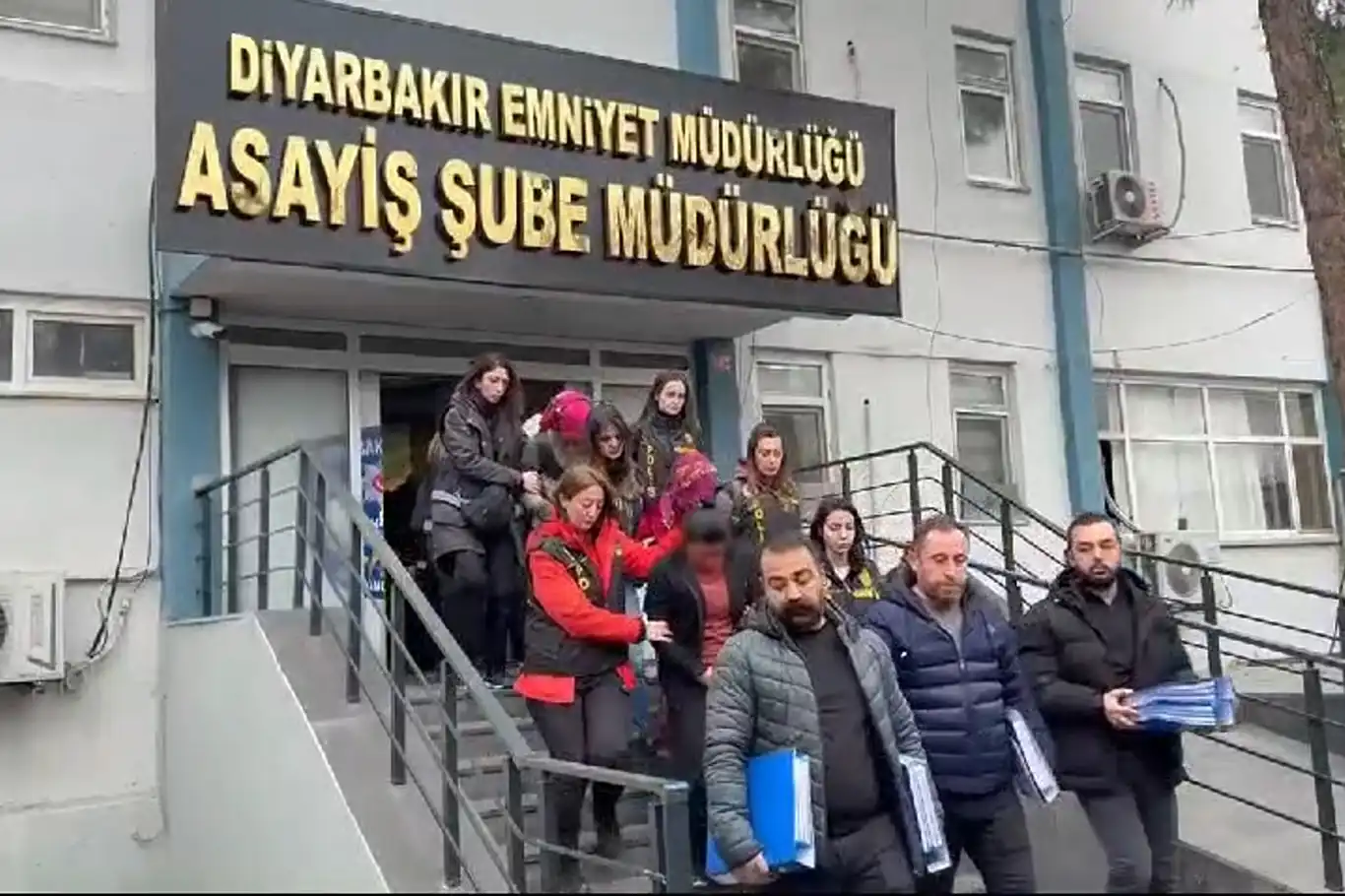 Diyarbakır'da bohçacı kılığındaki hırsızlık şebekesine operasyon: 14 tutuklama