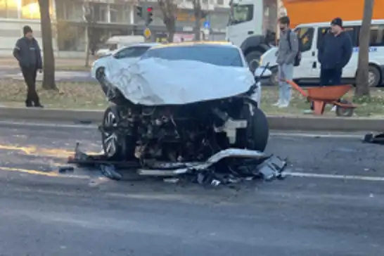 Şanlıurfa’da tırın çarptığı otomobilde 2 kişi yaralandı