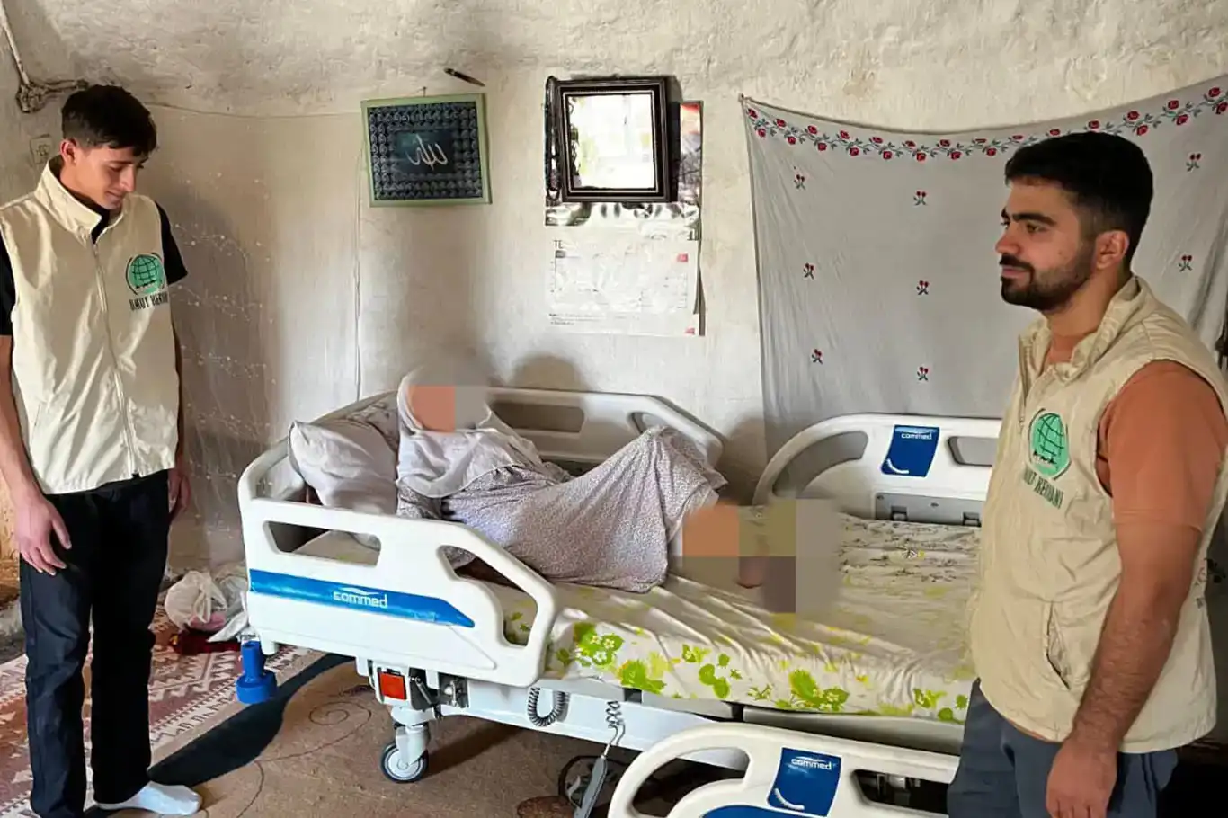 "قافلة الأمل" تمد يد العون لمسنة طريحة الفراش وتعيد لها الأمل