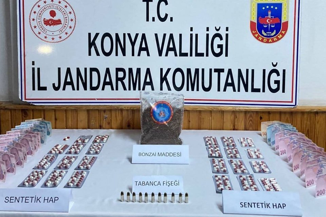 Konya’da Jandarma’dan uyuşturucu ve silah operasyonu: 3 farklı noktaya baskın