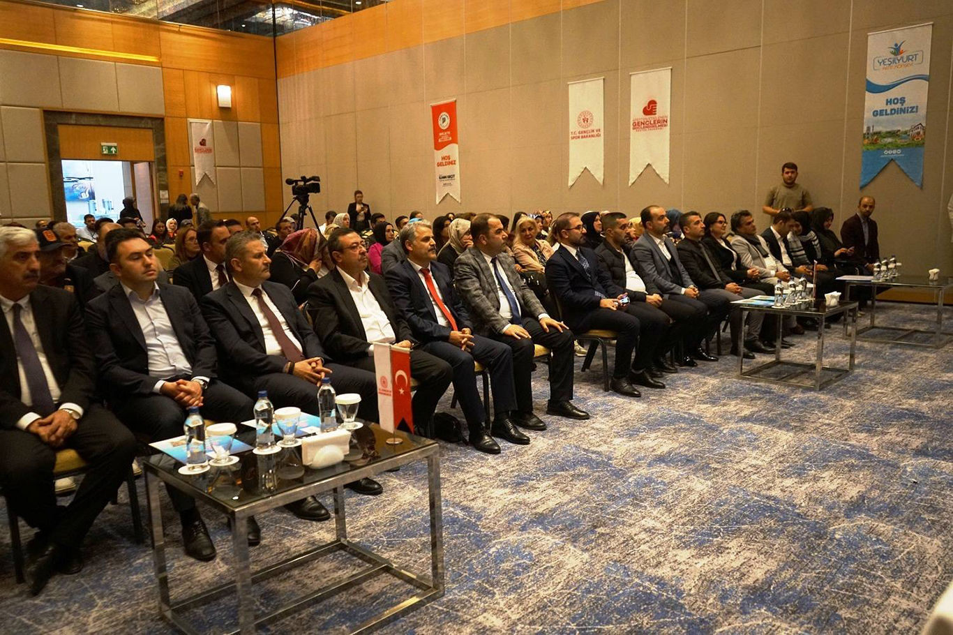 Malatya'da bağımlılıkla mücadele, aile ve medya okuryazarlığı paneline yoğun ilgi