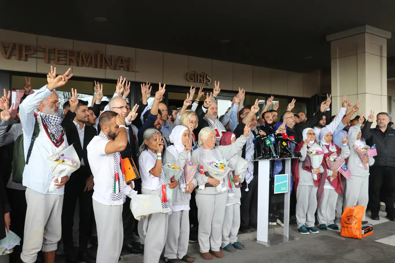Özgürlük Filosu'ndan 95 katılımcı İstanbul'a döndü Özgürlük Filosu'ndan 95 katılımcı İstanbul'a döndü