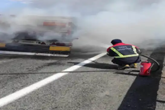 Seyir halindeki tır'da çıkan yangın maddi hasara yol açtı