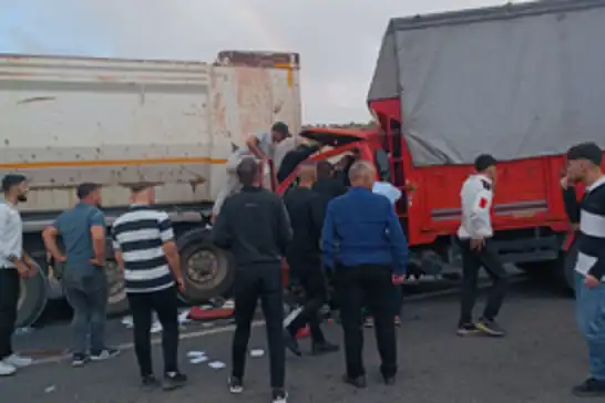 Mardin’de kamyonet ile tır çarpıştı: 3’ü çocuk 14 yaralı 