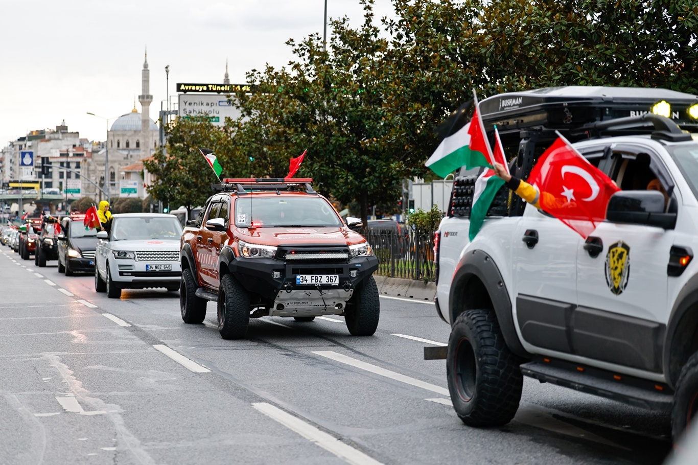 Özgür Gazze için yüzlerce motosiklet ve araç konvoyu