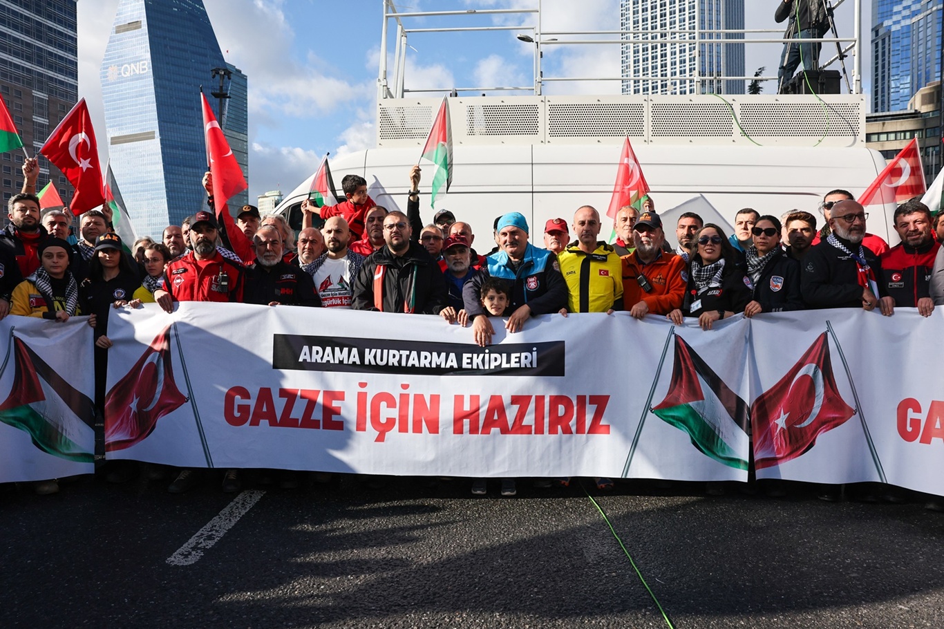 Özgür Gazze için yüzlerce motosiklet ve araç konvoyu
