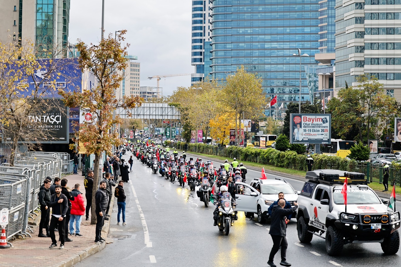 Özgür Gazze için yüzlerce motosiklet ve araç konvoyu