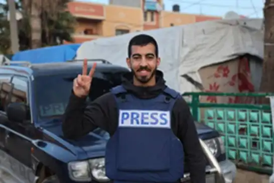Gazze'de siyonistlerin silahlandırdığı çeteler Filistinli gazeteciyi şehit oldu